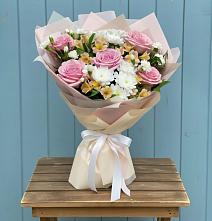 Букет цветов из:  Гвоздики, Орхидеи и Розы в Томари