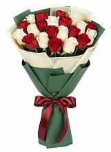 Букет Микс из красных и белых роз в Томари