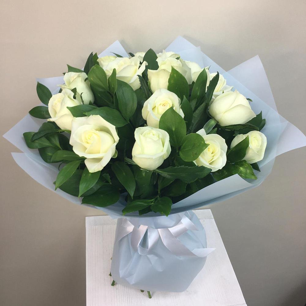 Букет 15 Белых роз Проуд в Томари