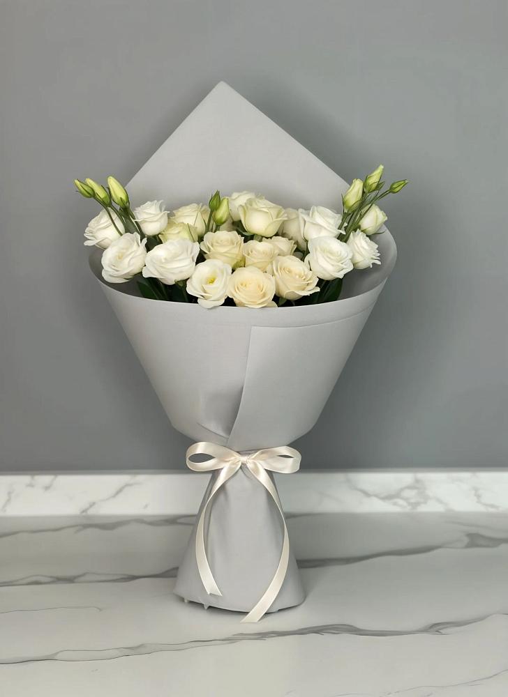 Букет цветов из: Розы и Лизиантусы в Томари