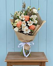 Букет цветов из:  Альстромерии, Лизиантусы, Розы и Хризантемы в Томари