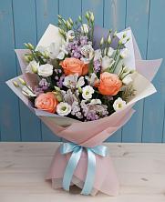 Букет цветов из:  Лизиантусы, Розы, Альстромерии и Гипсофила в Томари