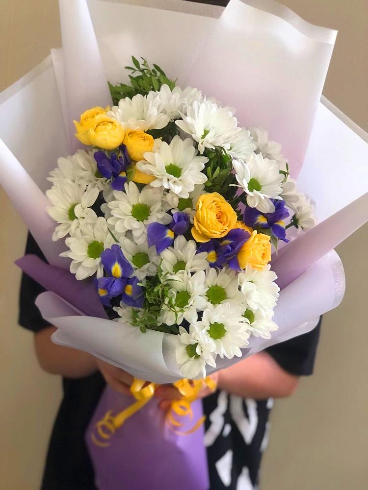 Букет цветов из: Ирисы, Хризантемы и Розы в Томари