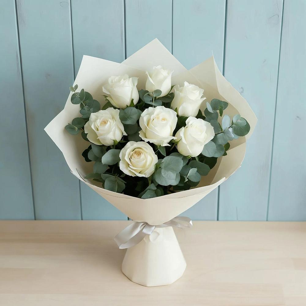 Букет Белые розы в Эвкалипте в Томари