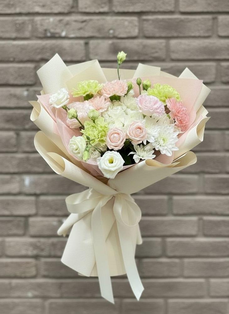 Букет цветов из: Гвоздики, Розы, Лизиантусы и Хризантемы в Томари