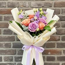 Букет цветов из:  Лизиантусы и Розы в Томари
