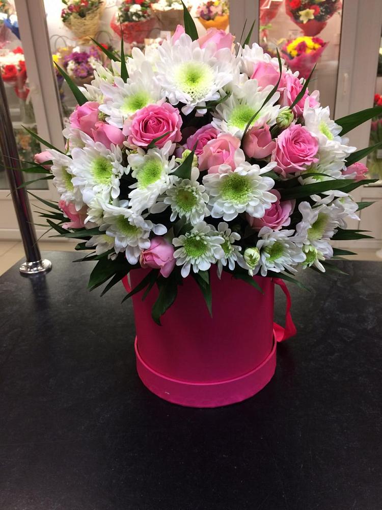 Цветочная композиция из Розы и Хризантемы в шляпной коробке в Томари