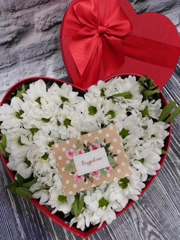 Цветочная композиция из Хризантемы в виде сердца в Томари