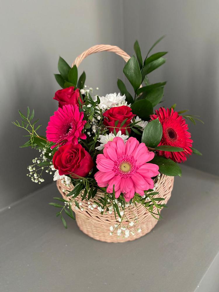Цветочная композиция из Розы, Хризантемы и Герберы в корзине в Томари