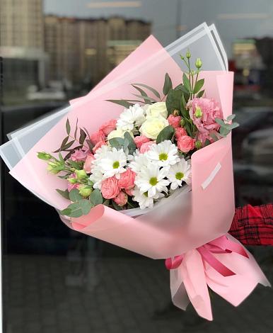 Букет цветов из: Розы, Лизиантусы и Хризантемы в Томари