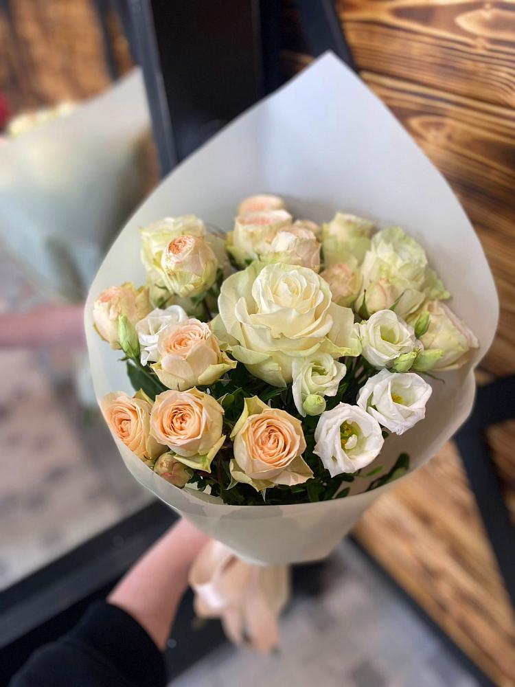 Букет цветов из: Розы и Лизиантусы в Томари