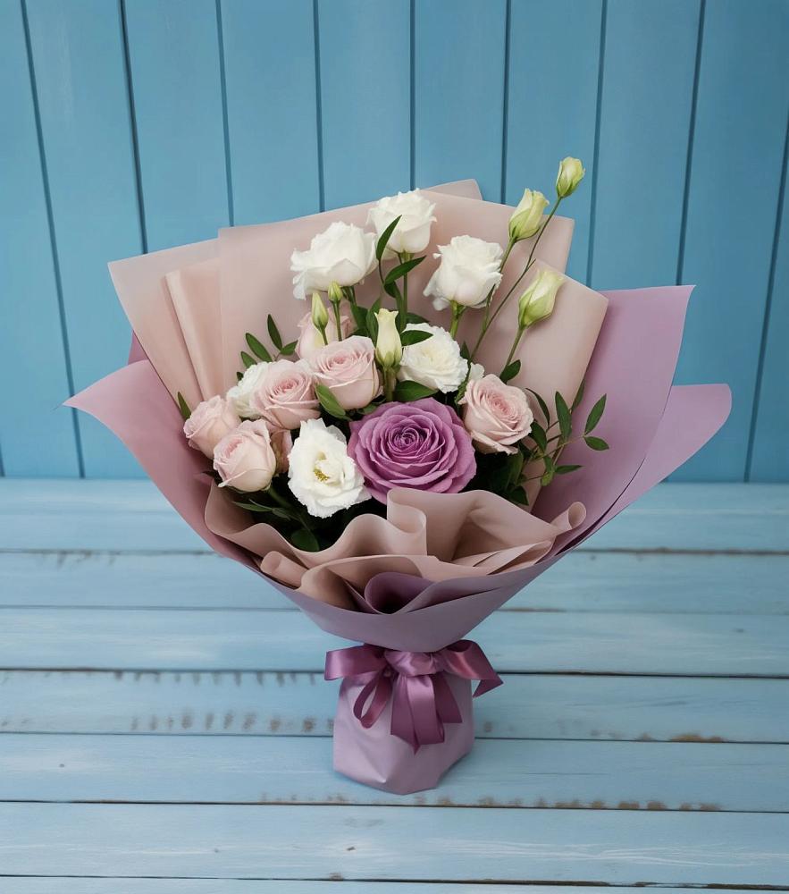 Букет цветов из: Розы и Лизиантусы в Томари